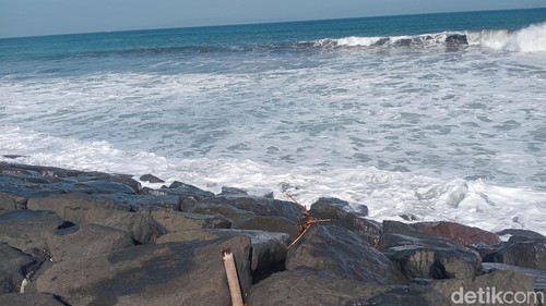 Lokasi penemuan jasad Dedi di bebatuan pemecah ombak Pantai Purnama, Kecamatan Sukawati, Gianyar, Rabu (4/8/2026).