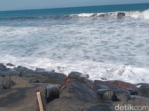 Diduga Terpeleset, Pria Ditemukan Tewas Tersangkut di Bebatuan Pantai Purnama