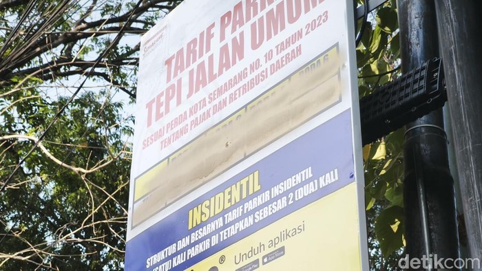 Papan tarif parkir yang dicat menggunakan pylox di Jalan Hayam Wuruk, Kelurahan Pleburan, Kecamatan Semarang Selatan, Rabu (5/8/2026).