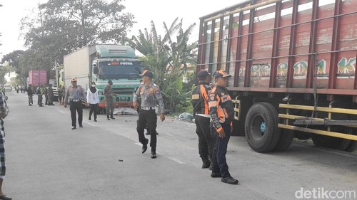 Petugas gabungan menertibkan truk-truk parkir liar di sepanjang bahu jalan ke Terminal Mengwi, Badung, Rabu (5/8/2026).