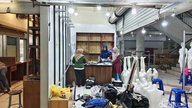 Pedagang Pusat Grosir Solo (PGS) berkemas untuk.pindah ke lokasi yang baru, Rabu (5/8/2026).