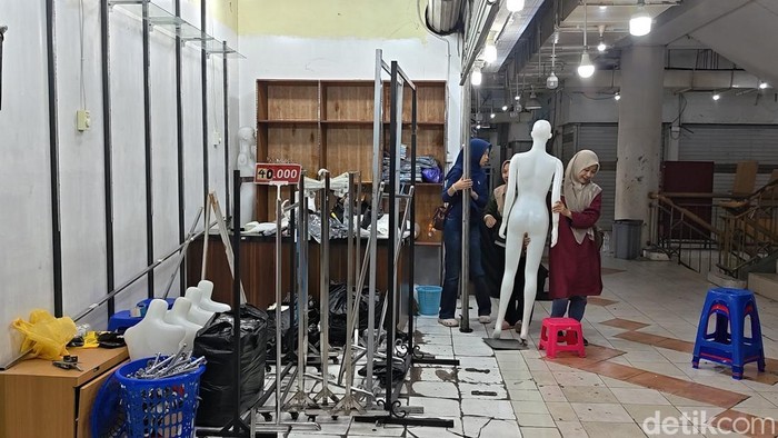 Pedagang Pusat Grosir Solo (PGS) berkemas untuk.pindah ke lokasi yang baru, Rabu (5/8/2026).