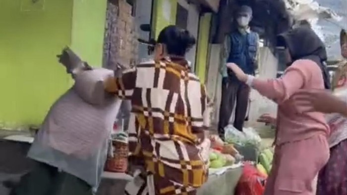 Pedagang wanita berinisial JM di Pasar Sentral Kabupaten Sinjai, Sulawesi Selatan (Sulsel), dikeroyok emak-emak berinisial JR dan anaknya.
