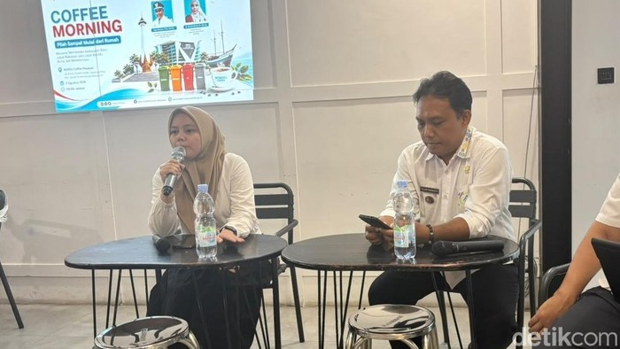 Pejabat Pengawas Lingkungan Hidup Muda, DLH Makassar Sandra Wulan saat memberikan penjelasan soal pemilahan sampah.