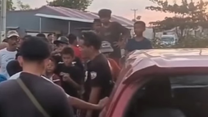 Pemobil di Maros diteriaki pencuri hingga mobil dirusak warga.