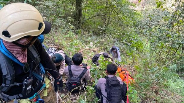Pendaki Gunung Piramid Proses evakuasi dua pendaki Gunung Piramid Bondowoso dari jurang