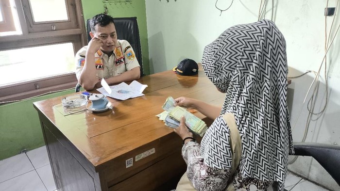 Pengemis berinisial J yang kedapatan mengantongi Rp 540 ribu sehari saat diciduk Satpol PP Kabupaten Kudus. Foto diunggah pada Rabu (5/8/2026).