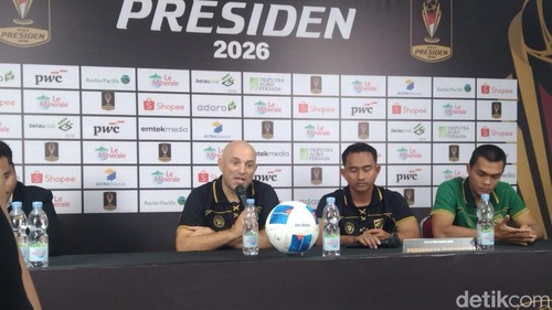 Bernardo Tavares ditemani Rahmat Irianto dalam konferensi pers seusai laga Persebaya vs Arema FC di Gianyar, Selasa (4/8/2026).