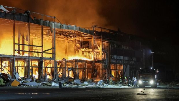 Petugas pemadam kebakaran bekerja di lokasi serangan rudal Rusia, di tengah serangan Rusia terhadap Ukraina, di wilayah Kyiv, Ukraina, 5 Agustus 2026. (REUTERS/Anatolii Stepanov)