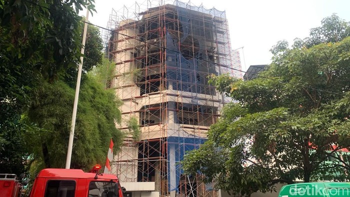 Petugas telah mengevakuasi sejumlah orang yang terjebak di atap bangunan di Cikini, Menteng, Jakpus kebakaran. Para pekerja dievakuasi dalam kondisi selamat. (Devi/detikcom)