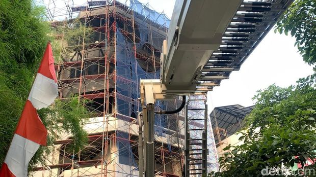 Petugas telah mengevakuasi sejumlah orang nan terjebak di genting gedung di Cikini, Menteng, Jakpus kebakaran. Para pekerja dievakuasi dalam kondisi selamat. (Devi/detikcom)
