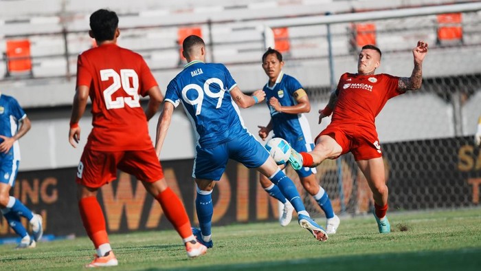 Persib Bandung vs Persija Jakarta di Stadion I Wayan Dipta, Selasa (4/8/2026). Persija tumbang 1-2 dalam babak semifinal Piala Presiden 2026.