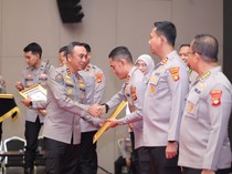 Kapolda Sumsel Serahkan Penghargaan WBK & Pelayanan Prima kepada 11 Satuan