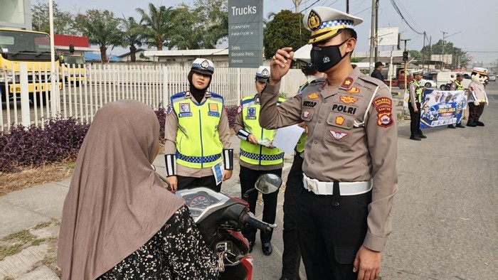 Polisi bergerak mengimbau warga di  Jalan Raya Serang KM 32 mematuhi aturan lalu lintas dan selalu berhati-hati saat berkendara. (Dok istimewa).