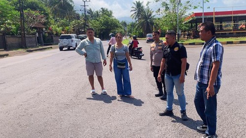 Polisi melakukan olah TKP di lokasi penjambretan kalung di depan Depo Manggis, Desa Antiga, Selasa (4/8/2026) (foto: dok. Polres Karangasem)