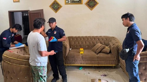 Polisi melakukan olah TKP di tempat domisili WN Arab Saudi inisial MSM di Desa Oi Saro, Kecamatan Sanggar, Kabupaten Bima, NTB, Selasa (4/8/2026). (Dok. Polres Bima)