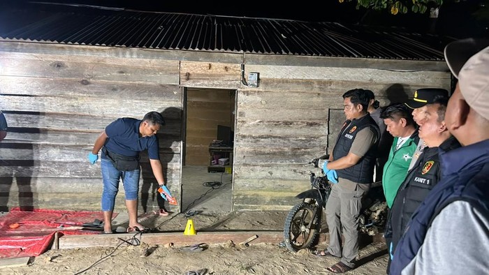 Polisi melakukan olah TKP pembunuhan di Sarolangun, Jambi.