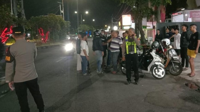 Polisi menangani keributan diduga antarsuporter di Pagerwojo, Sidoarjo.