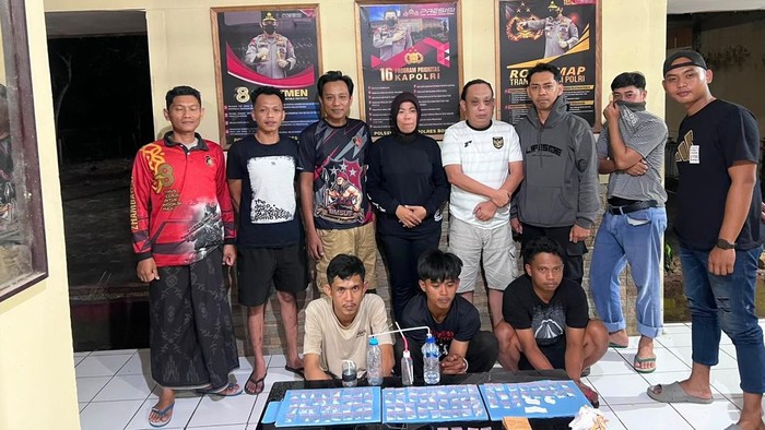 Polisi menangkap tiga orang pelaku narkoba jenis sabu di Kabupaten Bone, Sulawesi Selatan (Sulsel).