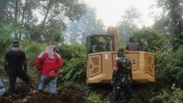 Polisi, TNI, BPBD, hingga Manggala Agni turun memadamkan karhutla di Kerumutan, Pelalawan, Rabu (5/8/2026).