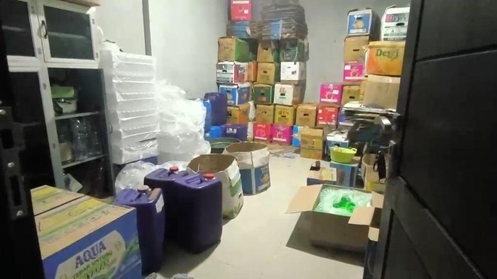 Polsek Cileungsi membongkar kasus minuman keras (miras) ilegal yang diracik di sebuah rumah di Sukaraja, Kabupaten Bogor, Jawa Barat.