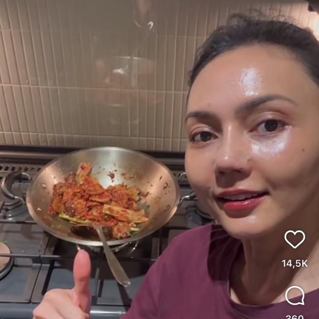 Potret Seru Rina Nose saat Makan Cantik hingga Masak Jengkol di Dapur!