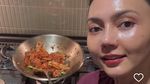 Potret Seru Rina Nose saat Makan Cantik hingga Masak Jengkol di Dapur!