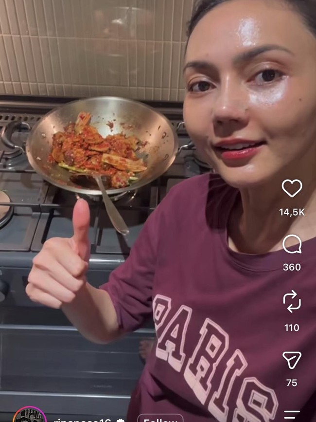Potret Seru Rina Nose saat Makan Cantik hingga Masak Jengkol di Dapur!