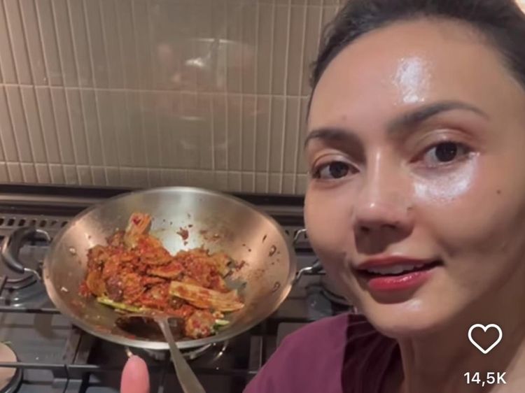 Potret Seru Rina Nose saat Makan Cantik hingga Masak Jengkol di Dapur!