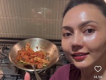 Potret Seru Rina Nose saat Makan Cantik hingga Masak Jengkol di Dapur!