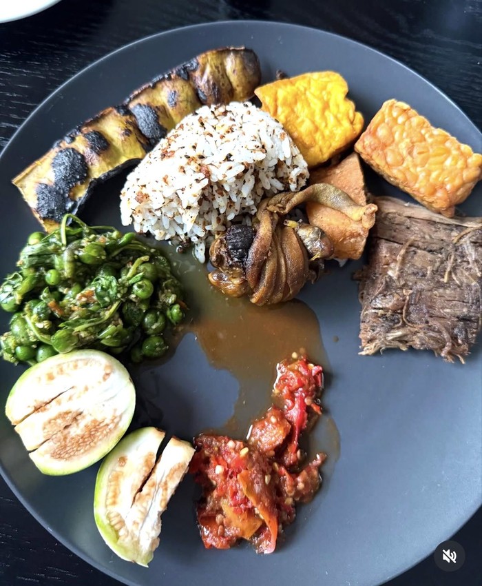 Potret Seru Rina Nose saat Makan Cantik hingga Masak Jengkol di Dapur!