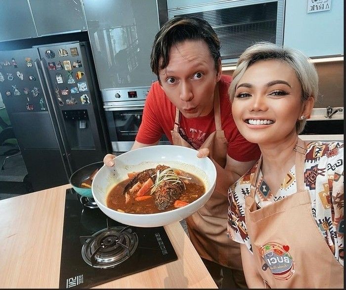 Potret Seru Rina Nose saat Makan Cantik hingga Masak Jengkol di Dapur!