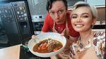 Potret Seru Rina Nose saat Makan Cantik hingga Masak Jengkol di Dapur!