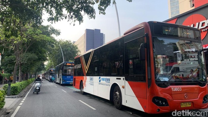Proses pemadaman kebakaran gedung di Cikini masih berlangsung. Ibasnya, antrean bus Transjakarta mengular di sekitar lokasi.