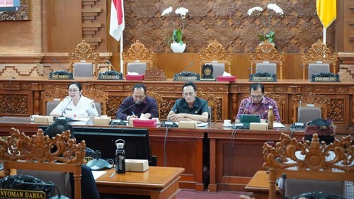 Rapat Komisi I dan II DPRD  Denpasar terkait hibah aset tanah dan barang kepada Pemdes Dangin Puri Kauh, Rabu (5/8/2026). (Ahmad Firizqi Irwan/detikBali)