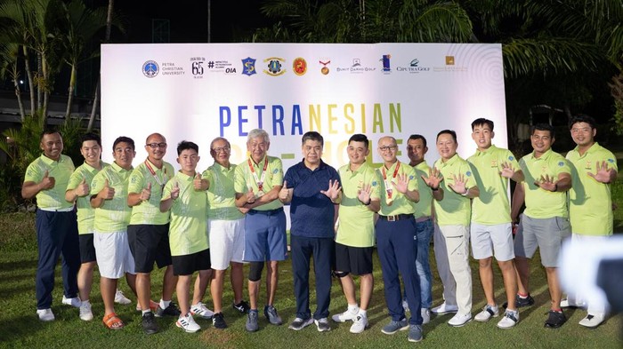 Rektor UK Petra, Prof. Rolly Intan (tengah-baju biru) bersama golfer yang menuntaskan 99 hole dalam sehari.