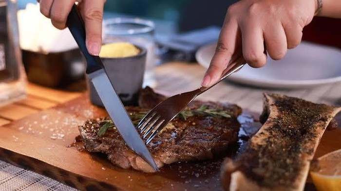 Restoran Steak Ini Viral Usai Tawarkan Pengalaman Makan Tanpa Busana
