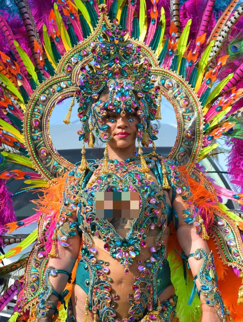 Rihanna Jadi Peserta Karnaval di Barbados Rihanna Jadi Peserta Karnaval di Barbados.