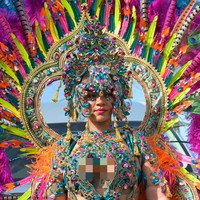 Rihanna Hebohkan Karnaval di Kampung Halaman, Kostum Seksi Bertabur Permata