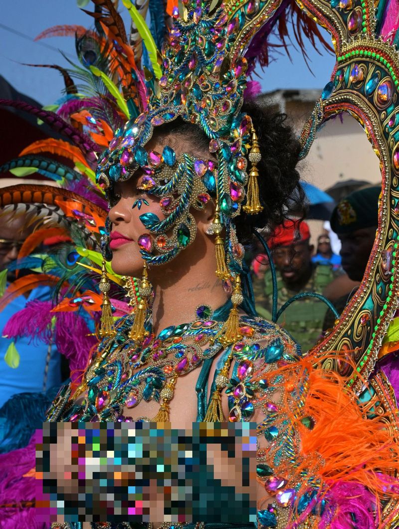 Rihanna Jadi Peserta Karnaval di Barbados Rihanna Jadi Peserta Karnaval di Barbados.