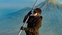 Keren... mantan istri Ayus Sabian ini sampai di puncak Gunung Sumbing yang memiliki ketinggian 3.371 mdpl. Foto: Instagram @ririe_fairus