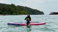 Dia juga bermain paddle di laut. Foto: Instagram @ririe_fairus