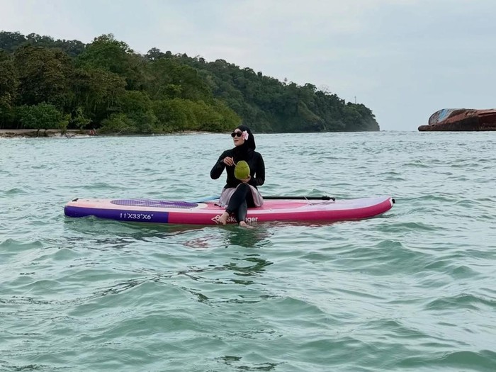 Ririe Fairus traveling