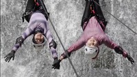 Ririe Fairus dan Nadzira Shafa, menikmati waterfall rappelling. Ini adalah olahraga ekstrem menuruni tebing air terjun menggunakan tali, dengan perlengkapan utama berupa harness, helm, dan tali kernmante. lFoto: Instagram @ririe_fairus