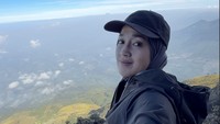 Aku tidak selalu kuat mengahadapi sepi, tapi aku tetap memilih sendiri. Sendiri yang kumaksud adalah ruang untuk menyembuhkan, bukan hukuman untuk merasa kosong, tulis Ririe sambil menikmati panorama dari puncak Gunung Sumbing. Foto: Instagram @ririe_fairus
