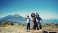 Temenin Mamy terus ya, kita bikin banyak kenangan baik bareng-bareng, tulis Ririe Fairus dilihat dari Instagram pribadinya. Foto: Instagram @ririe_fairus