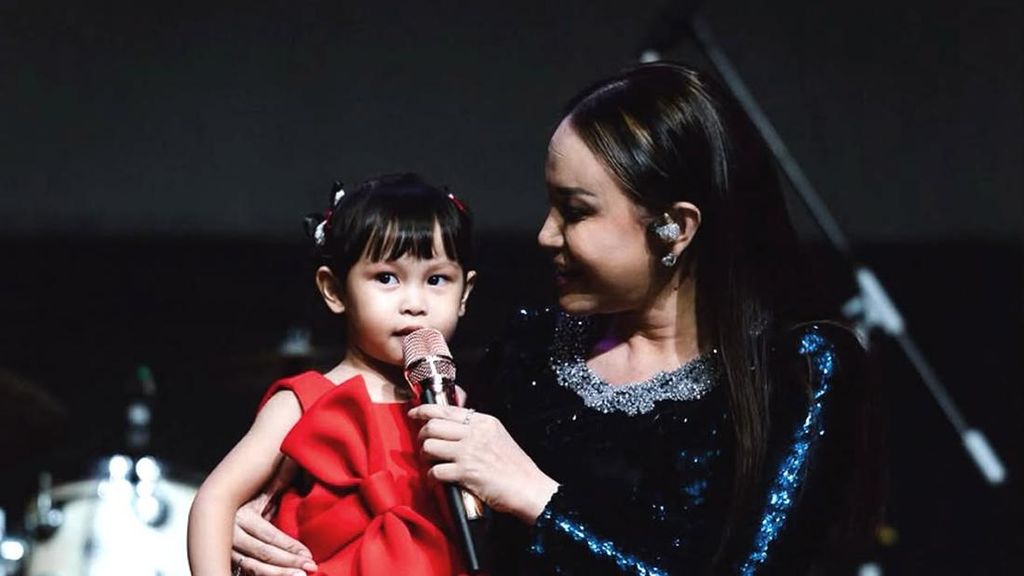 Gemas! Rossa Ajak Anak Perempuan Manggung