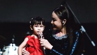 Gemas! Rossa Ajak Anak Perempuan Manggung