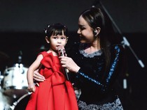 Gemas! Rossa Ajak Anak Perempuan Manggung