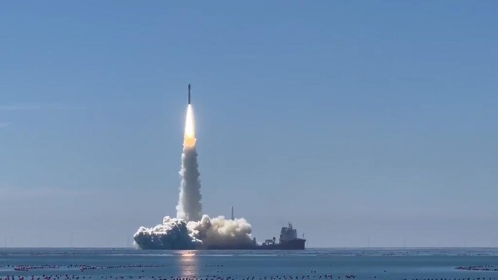 Satelit hiperspektral Lampung-1 berbasis kecerdasan artifisial (AI) diluncurkan dari perairan Haiyang, Provinsi Shandong, China, Rabu (5/8/2026).